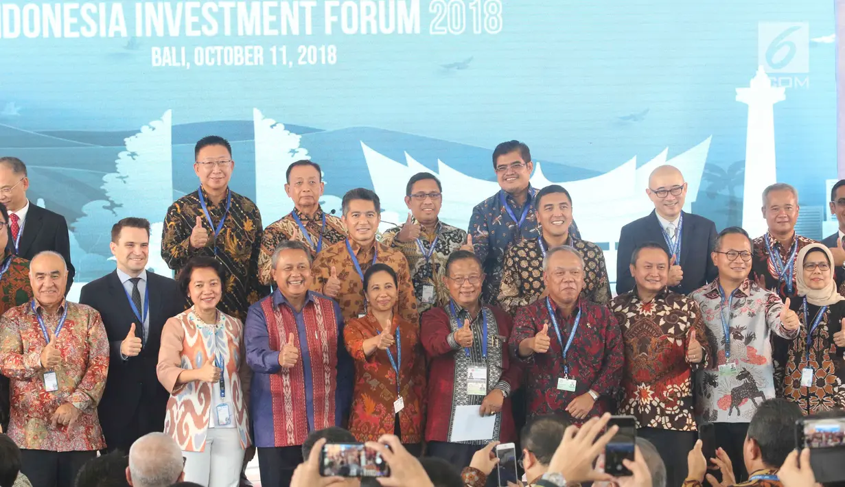 Gubernur BI Perry Warjiyo, Menteri BUMN Rini Soemarno, Menko Perekonomian Darmin Nasution, dan Menteri PUPR Basuki Hadimuljono bersama dirut BUMN dan investor usai penandatanganan kerja sama dalam IIF 2018, Bali, Kamis (11/10). (Liputan6.com/Angga Yuniar)
