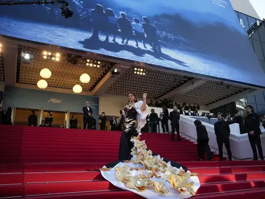 Aktris Bollywood Aishwarya Rai Bachchanberpose di hadapan fotografer setibanya di pemutaran perdana film 'Megalopolis' pada Festival FIlm Cannes ke-77, Prancis selatan, Kamis (16/5/2024). (Photo by Andreea Alexandru/Invision/AP)