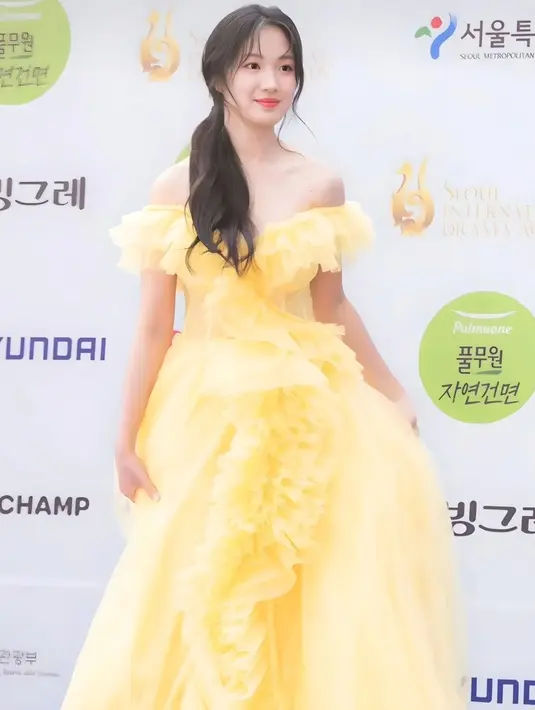 Selain Dian, terlihat juga aktris Korea Selatan Kim Hye Yoon yang tampil bersinar dan manis dalam balutan ruffle dress warna kuning cerah. Penampilannya bagai princess dengan tatanan rambut half up hairstyle. [@kimhyeyoon.love].