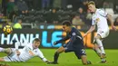 Pemain Tottenham, Dele Alli (tengah) berebut bola dengan para pemain Swansea City pada lanjutan Premier League di The Liberty Stadium, Swansea, (2/1/2018). Tottenham menang 2-0. (AFP/Geoff Caddick)