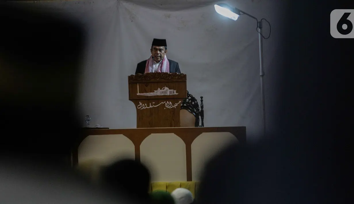 Menteri Agama Fachrul Razi saat memberikan ceramah dalam salat Jumat di Masjid Istiqlal, Jakarta, Jumat (1/11/2019). Menag Fachrul Razi memberikan ceramah dengan tema persatuan 'Merajut Persatuan dan Kesatuan'. (Liputan6.com/ Faizal Fanani)