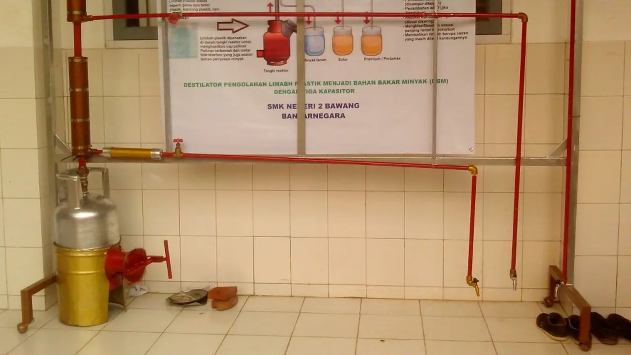 Destilator atau alat pengubah sampah plastik menjadi BBM di SMK Negeri 2 Bawang, Banjarnegara. (Foto: Liputan6.com/Muhamad Ridlo)