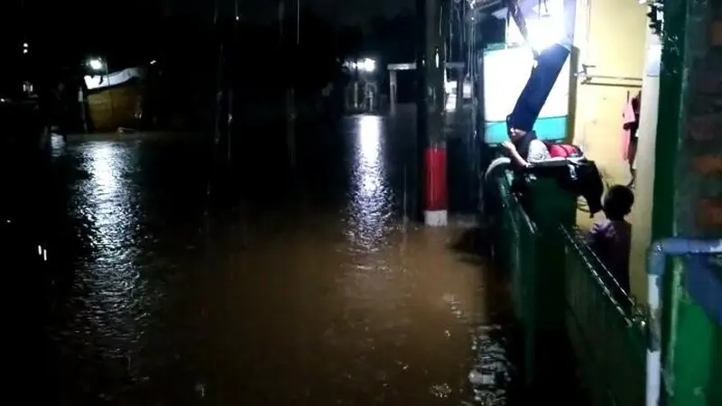 Banjir 1,5 meter rendam Perumahan Villa Mutiara Cibitung Bekasi. Foto: Liputan6.com/ Bam Sinulingga