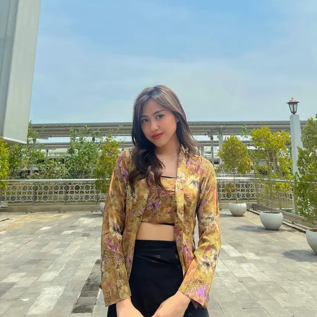 6 Gaya Sisca Eks JKT48 Tampil Anggun dan Stylish Kenakan Kebaya