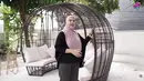 Pada bagian depan, terdapat sebuah taman kecil dengan kursi yang disebut oleh Irish Bella sebagai sangkar burung. Terlihat minimalis, namun taman tersebut juga begitu rindang dengan pepohonan yang ada. (Liputan6.com/YouTube/Aish TV)