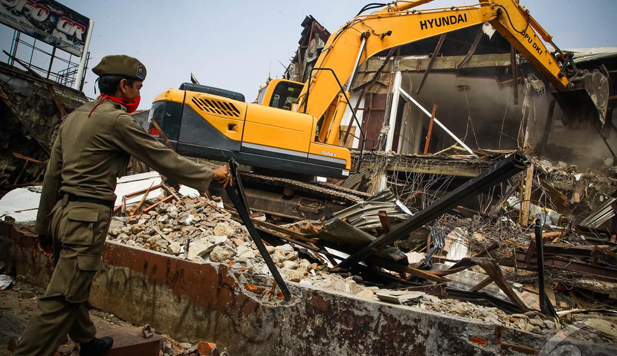 Dalam penertiban ini, petugas mengerahkan 170 personel gabungan dari Satpol PP, Dishub, TNI, Polri, Sudin Kebersihan, dan petugas kecamatan Fatmawati, Jakarta, Rabu (3/9/2014) (Liputan6.com/Faizal Fanani)