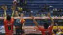 Pevoli Jakarta BNI Taplus, Sigit Ardian, berusaha melakukan smash saat melawan Jakarta Pertamina Energi. Dengan hasil itu BNI Taplus berhasil menjadi juara final four mengalahkan Surabaya Samator. (Bola.com/Vitalis Yogi Trisna)