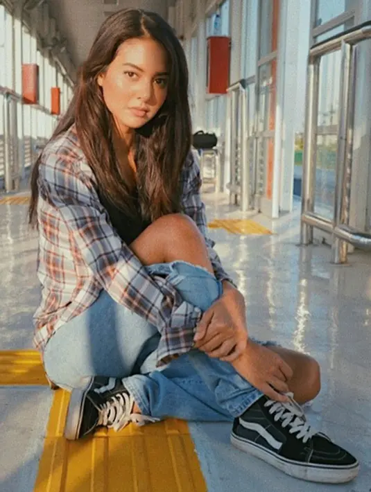 Lewat percakapan via WhatsApp dengan tim Bintang.com, Sabtu (12/8/2017), Aureli menyampaikan perasaannya soal Ello. Ia juga berjanji akan setia menunggu ello sampai kasus yang menjeratnya ini selesai.  (Instagram/aureliemoeremans)