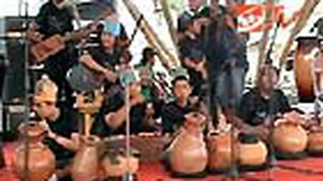 Pekerja Pabrik Bentuk Kelompok Musik Genteng
