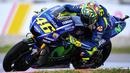Pebalap Movistar Yamaha, Valentino Rossi, memacu motornya saat sesi latihan kedua jelang GP Malaysia di Sirkuit Sepang, Jumat (27/10/2017). Pada sesi ini pebalap Italia itu berada pada posisi keenam dengan waktu 13,071 detik. (AFP/Mohd Rasfan)