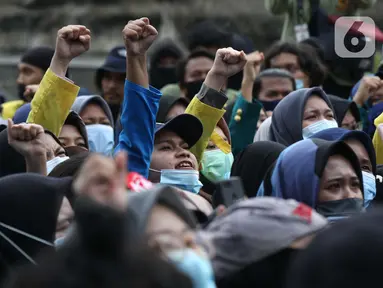 Mahasiswa dari berbagai kampus melakukan aksi unjuk rasa di sekitar kawasan Patung Kuda, Jalan Medan Merdeka Barat, Jakarta, Selasa (20/10/2020). Dalam aksinya, ratusan mahasiswa meminta pemerintah membatalkan pengesahan Omnibus Law UU Cipta Kerja. (Liputan6.com/Helmi Fithriansyah)