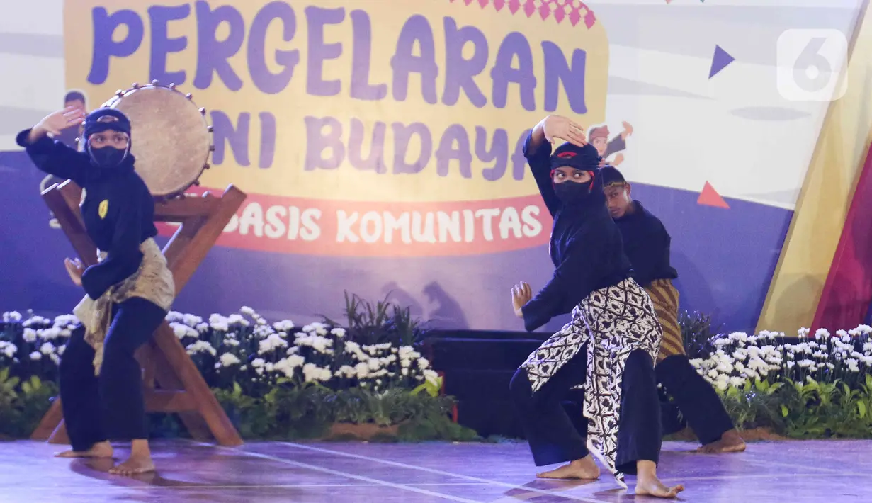 Aksi pesilat saat melakukan pentas di Gor Ciracas, Jakarta, Selasa (22/3/2022). Dinas Kebudayaan DKI bersama sejumlah Komunitas Budaya menggelar pergelaran seni budaya yang bertujuan untuk memperkenalkan kebudayaan pencak silat serta mengangkat kembali tradisi budaya. (Liputan6.com/Herman Zakharia)