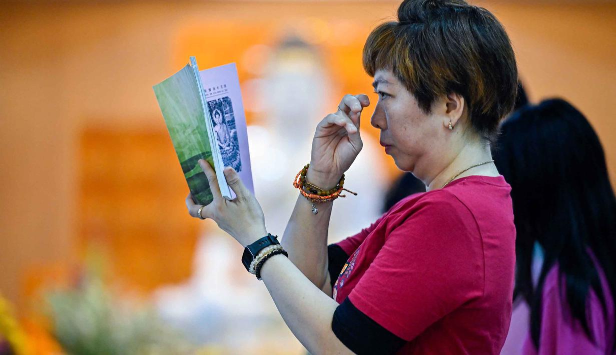 Para umat berdoa saat Hari Raya Waisak yang memperingati kelahiran, pencerahan, dan wafatnya Buddha Gautama, di Kuil Buddha Sakyamuni, Banda Aceh pada Minggu 31 Mei 2026. (CHAIDEER MAHYUDDIN/AFP)