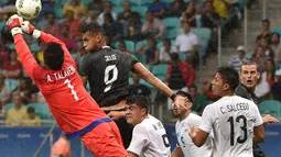 Kiper Meksiko, Alfredo Talavera, menghalau bola serangan pemain Jerman pada laga perdana Grup C Olimpiade Rio 2016 di Arena Fonte Nova, Jumat (5/8/2016) dini hari WIB. (AFP/Nelson Almeida)