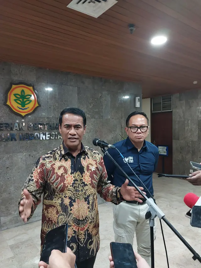 Menteri Pertanian Andi Amran Sulaiman bersama  Wakil Menteri BUMN Kartika Wirjoatmodjo membahas mengenai  pupuk subsidi di Kantor Kementerian Pertanian, Jakarta, Selasa (7/11/2023). (Arief/Liputan6.com)