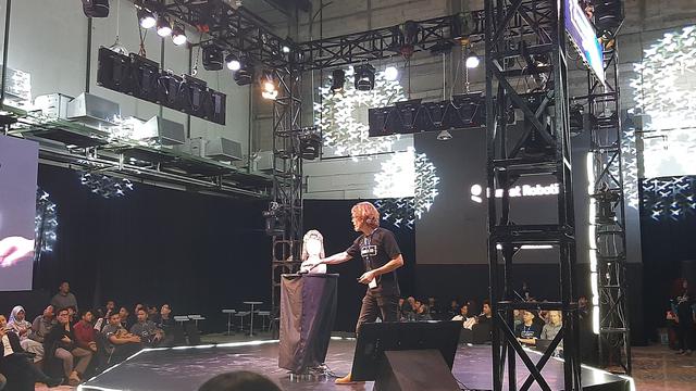 robot bernama Furhat yang dapat berbicara dan merespon secara spontan kepada manusia.