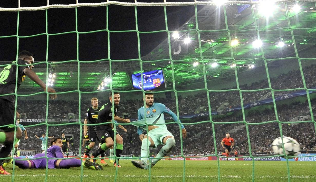 Gerard Pique (kanan)  mencetak satu gol untuk Barcelona saat bersua  Borussia Moenchengladbach pada laga grup C Liga Champions di Moenchengladbach, Jerman, Kamis (29/9/2016). (AP/Martin Meissner)