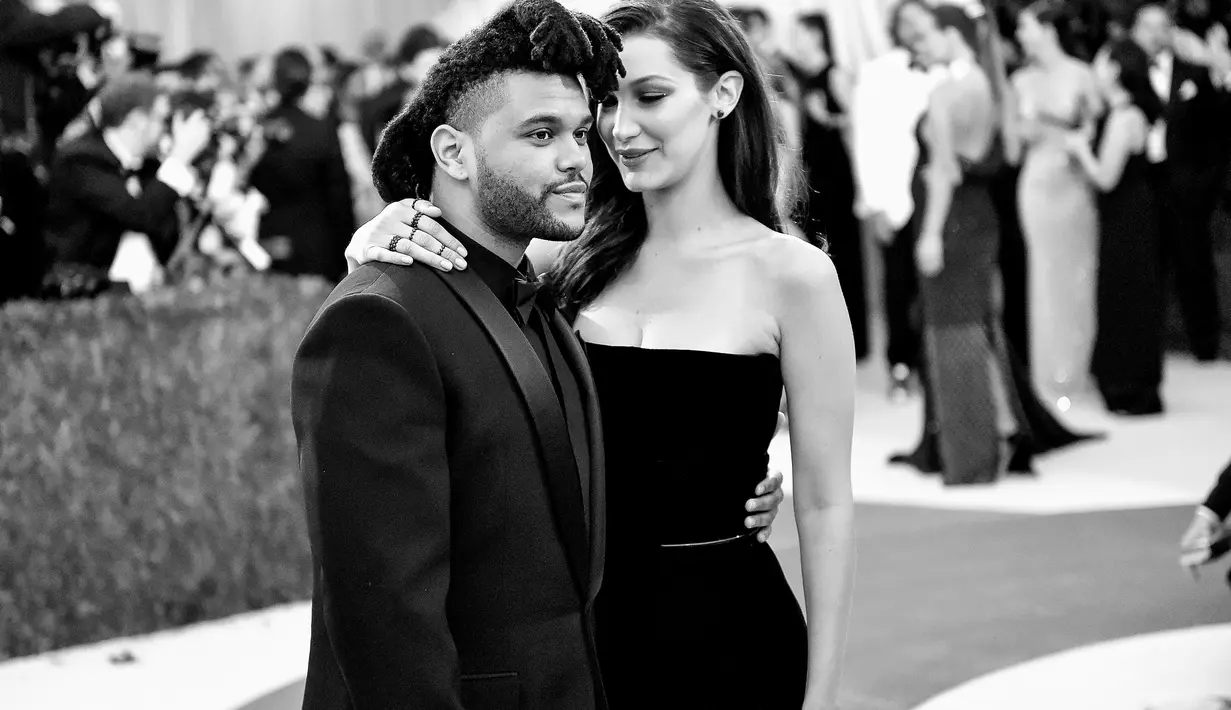 Pasangan Bella Hadid dan The Weeknd yang kini sudah resmi berpisah memang sebelumnya kerap memamerkan kemesraan. Seperti beberapa waktu lalu, keduanya terlihat sedang liburan bersama di Tokyo. (AFP/Bintang.com)
