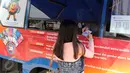 Warga ketika menukarkan uang melalui layanan mobil kas keliling Bank Indonesia di Lapangan IRTI, Monas, Jakarta, Kamis (2/7). Sebanyak 15 bank membuka gerai penukaran uang pecahan hingga 15 Juli mendatang. (Liputan6com/Helmi Afandi)