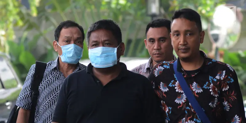 Kenakan Masker, Hakim PN Balikpapan yang Terjaring OTT Tiba di KPK