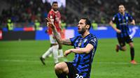 Calhanoglu merayakan golnya saat Inter Milan melawan AC Milan di Coppa Italia (AFP)
