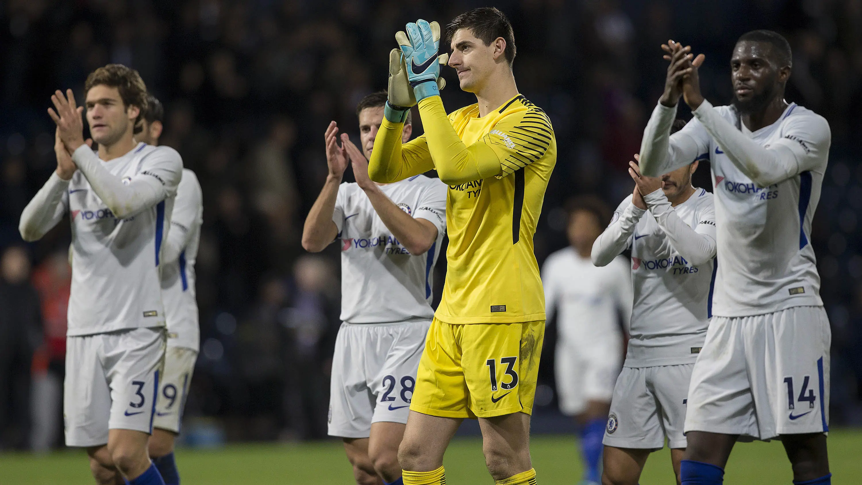 Para pemain Chelsea menyapa suporter usai berhasil mengalahkan West Bromwich pada laga Premier League di Stadion The Hawthorns, West Bromwich, Sabtu (18/11/2017). West Bromwich kalah 0-4 dari Chelsea. (AFP/Roland Harrison)