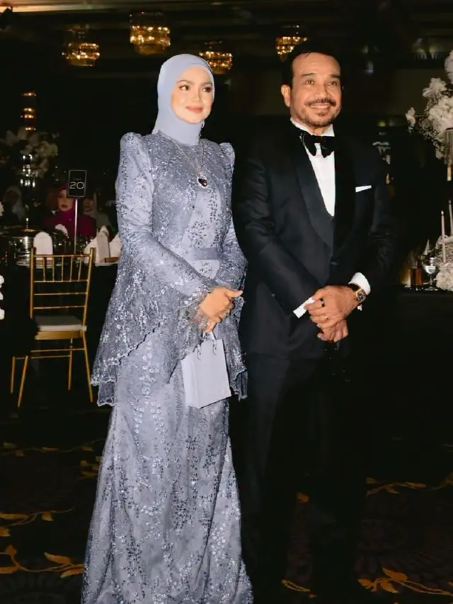 Siti Nurhaliza mengenakan kalung dan tas di pernikahan anak sambungnya. [@_azizulazman]