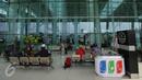 Aktivitas penumpang di Bandara Internasional Sultan Aji Muhammad Sulaiman (SAMS) Sepinggan Balikpapan, Kaltim, Selasa (27/10). Berdasarkan survei ASQ, bandara SAMS berhasil masuk peringkat 16 bandara terbaik sedunia. (Liputan6.com/Immanuel Antonius)