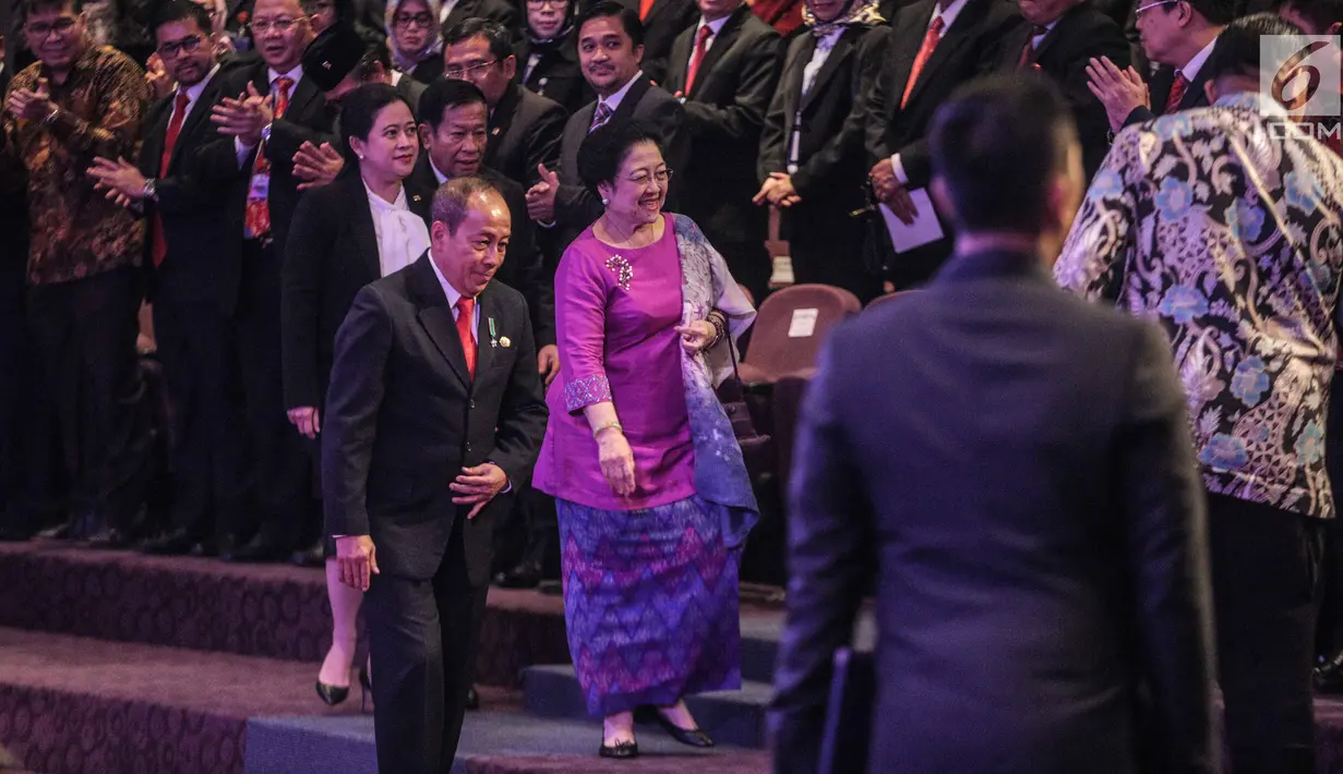Gubernur Lembaga Ketahanan Nasional (Lemhanas) Letjend TNI Agus Widjojo (kiri) mendampingi Presiden ke-5 RI Megawati Soekarnoputri yang menghadiri penganugerahan pin alumni kehormatan Lemhanas kepada Menko PMK Puan Maharani di Gedung Lemhanas, Jakarta, Kamis (5/9/2019). (Liputan6.com/Faizal Fanani)