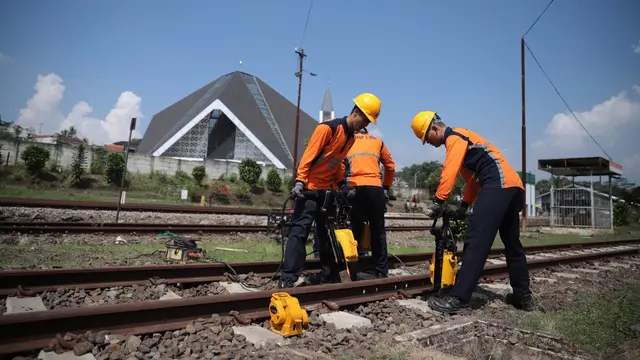 PT KAI (Persero) melakukan serangkaian penggantian material pada prasarana jalan rel di sepanjang 2024