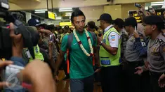Pemain Timnas Indonesia, Bayu Pradana berjalan meninggalkan Bandara Soekarno Hatta, Tangerang, Minggu (18/12). Sebelumnya, Indonesia melakoni laga final kedua Piala AFF 2016 kontra Thailand. (Liputan6.com/Helmi Fithriansyah)