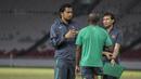 Pelatih Timnas Indonesia, Luis Milla, berdiskusi dengan Boaz Solossa saat latihan di SUGBK, Jakarta, Sabtu (13/1/2018). Striker asal Persipura itu dipanggil untuk membicarakan strategi. (Bola.com/Vitalis Yogi Trisna)