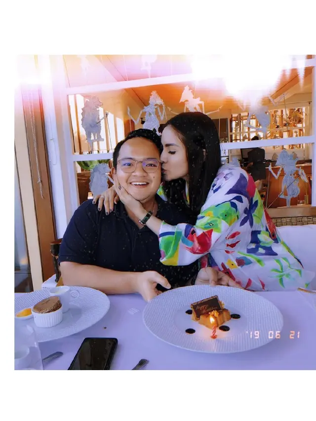 Menikah dengan Crazy Rich Surabaya, Ini 6 Momen Romantis Momo Geisha dan Suami