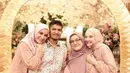 Zaskia dan Shireen Sungkar tampil kompak mengenakan kebaya modifikasi warna coklat. Begitupun dengan ibundanya, Fanny Bauty yang mengenakan kebaya brokat panjang dipadukan kerudung  keungunnya.  [@shireensungkar]