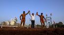 Wasit mengangkat tangan pemenang laga Indian traditional wrestling competition atau Kushti di Arena Akhara, Mumbai, India, 20 Maret 2016. Olahraga tradisional ini terus dilestarikan sebagai bagian dari budaya. (EPA/Divyakant Solanki)