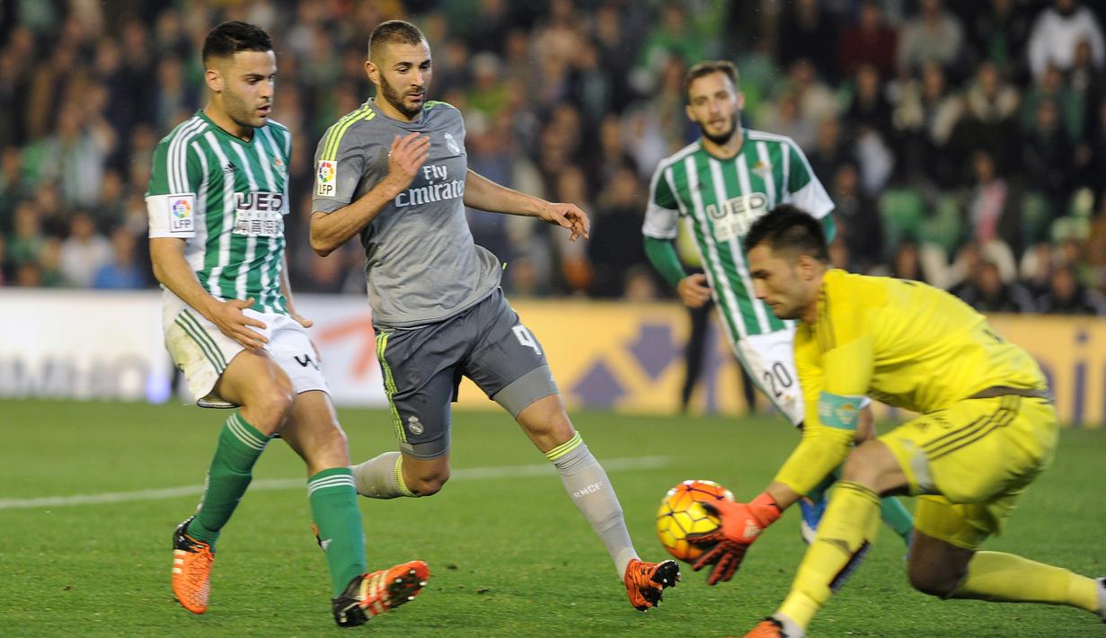 Penjagaan ketat dilakukan pemain Real Betis terhadap Karim Benzema dalam lanjutan La Liga Spanyol di Stadion Benito Villamarin, Sevilla, Senin (25/1/2016) dini hari WIB. (AFP/Cristina Quicler)