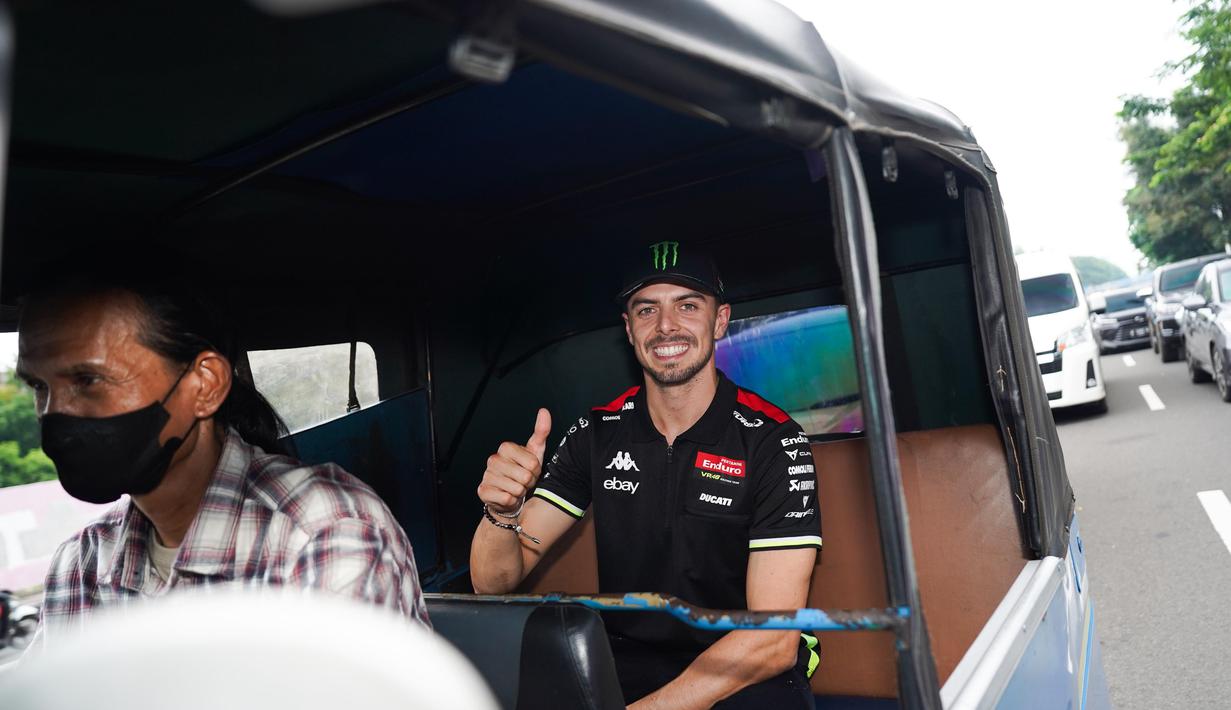 Fabio di Giannantonio ketika berada di dalam bajaj menyusuri jalanan Jakarta pada Selasa, (30/09/2025). (Dok.Pertamina Lubricants)