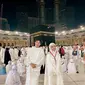 Umrah bareng pacar, kebersamaan Dinda Kirana dan Naufal Samudra ini jadi sorotan warganet. Meski ada yang berkomentar dan menyayangkan karena ke Tanah Suci bareng kekasih, namun lebih banyak yang mendoakan Dinda Kirana dan Naufal langgeng hingga pelaminan dan takjub dengan suasana di Mekah ini. Wajah teduh dan tenang Dinda Kirana usai jalani ibadah umrah pun banjir pujian karena makin memesona. (Liputan6.com/IG/@itsnaufalsamudra)