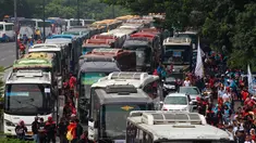Kemacetan terjadi di kawasan Sudirman, Jakarta, Kamis (1/5/14). (Liputan6.com/Johan Tallo)
