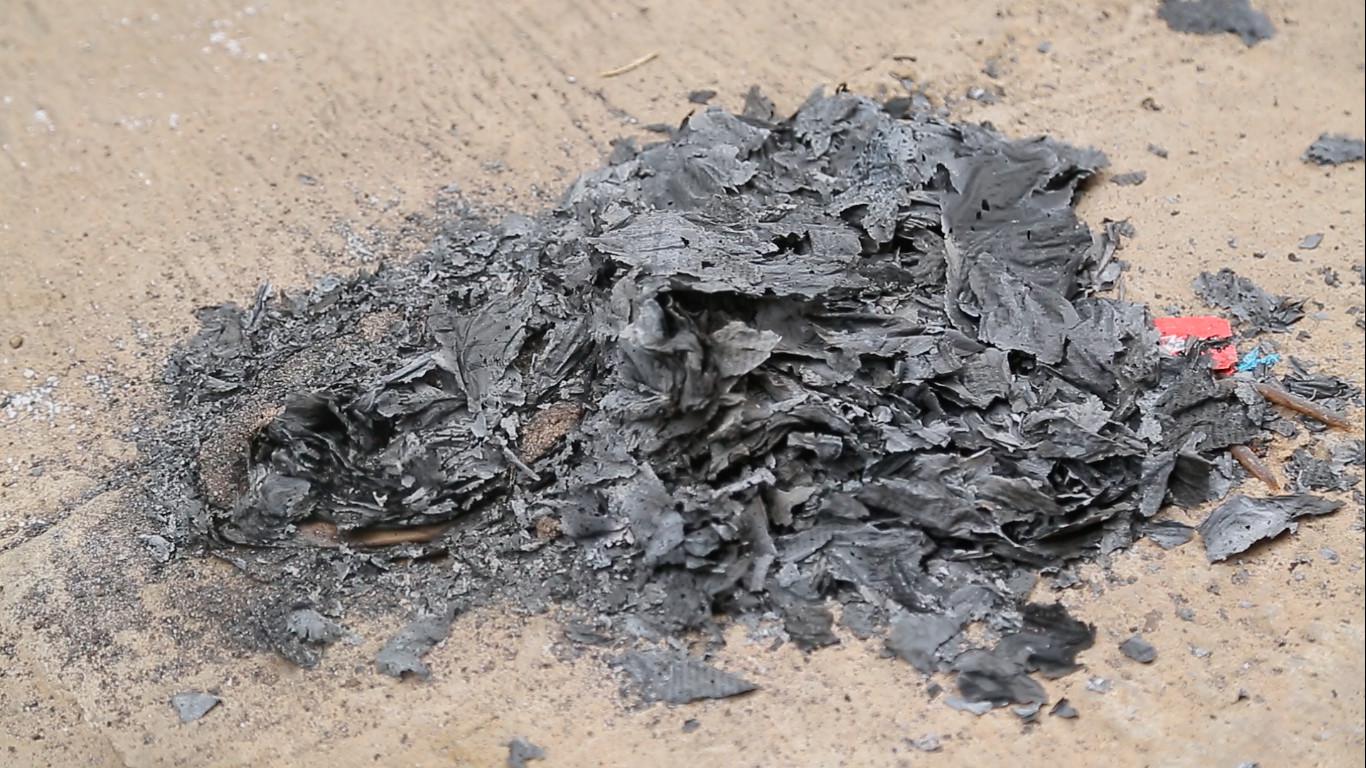 Pawang Hujan mencoba memindahkan hujan dengan prosesi membakar kertas (Liputan6.com/Balgoraszky Arsitide Marbun)