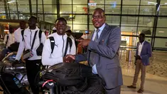 Duta Besar Senegal untuk Indonesia, Abdoulaye Barro (kanan) menjabat tangan Kapten Timnas Senegal U-17, Amara Diouf saat menyambut kedatangan di Terminal 3 Bandara Soekarno Hatta, Tangerang, Banten menjelang Piala Dunia U-17 2023 pada Rabu (01/11/2023). (Bola.com/Bagaskara Lazuardi)