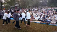 Presiden Jokowi Didampingi Wali Kota Bogor Bima Arya Sesaat Sebelum Menjalankan Salat Idul Adha di Lapangan Astrid, Kebun Raya Bogor, Minggu (11/8/2019). (Foto: Achmad Sudarno/Liputan6.com)