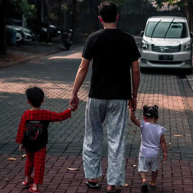 Kerap Berperan Antagonis, Ini 6 Potret Hangat Donny Michael Momong Anak