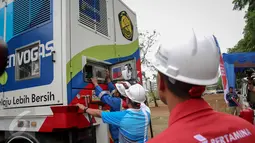 Petugas memeriksa Mobile Refueling Unit (MRU) Pertamina Envogas yang baru diresmikan PT Pertamina (Persero) di Jakarta, Senin (16/11). MRU adalah suatu unit pengisian bahan bakar gas berupa CNG yang dapat berpindah lokasi. (Liputan6.com/Faizal Fanani)