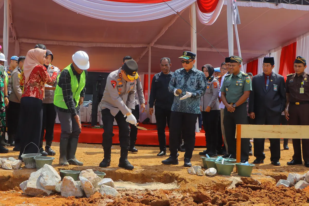 Peletakan batu pertama gudang ketahanan pangan berkapasitas 18.000 ton milik Polda Lampung. Foto : (Istimewa).