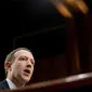 CEO Facebook Mark Zuckerberg memberikan kesaksian di hadapan Kongres dan Senat Amerika Serikat di Capitol Hill, Washington, Senin (10/4). Mengenakan jas hitam, Zuckerberg bisa dibilang cukup tenang dan serius dalam menjawab pertanyaan. (AP /Andrew Harnik)