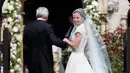 Pippa Middleton bersama ayahnya, Michael Middleton tiba di lokasi pernikahannya di sebuah gereja kecil di Inggris, Sabtu (20/5). Adik ipar Pangeran William itu akan menikah dengan tunangannya, James Matthew. (AP Photo/Kirsty Wigglesworth, Pool)