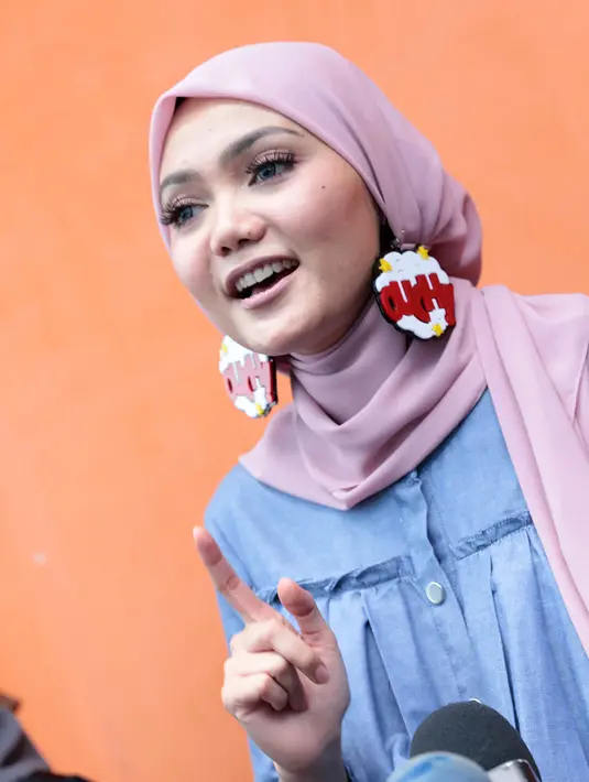 "Pokoknya saya enggak mau ngomong itu, entar ribut-ribut, mendingan tunggu tanggal mainnya aja," kata Rina Nose, saat ditemui di kawasan Kapten Tendean, Jakarta Selatan, Kamis (31/8/2017). (Deki Prayoga/Bintang.com)