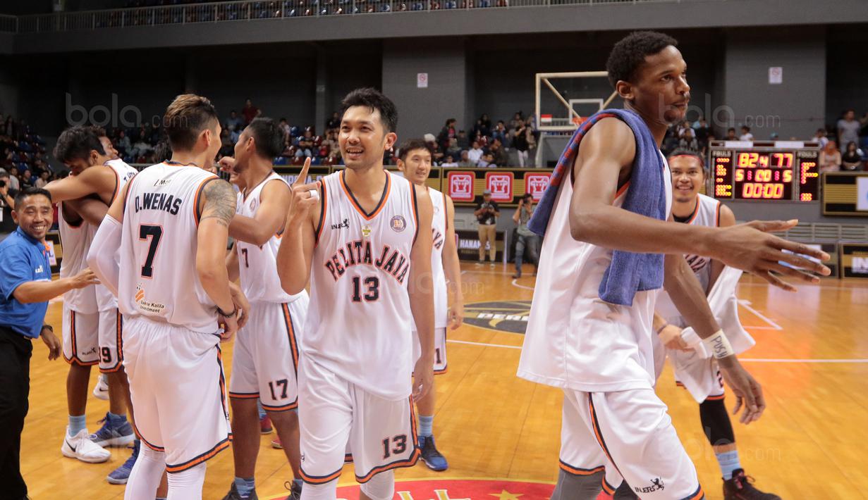 Para pemain Pelita Jaya merayakan kemenangan usai melawan Satria Muda pada laga Perbasi Cup 2017 di Sports Mall, Kelapa Gading, Jakarta, (10/11/2017). Pelita Jaya menang 82-77.  (Bola.com/Nick Hanoatubun)