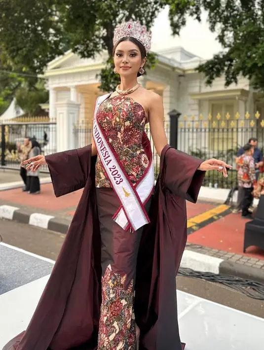 Putri Indonesia 2023, Farhana Nariswari tampil mengenakan dress dari Ansoe, terdiri dari atasan off shoulder batik Solo dan bawahan rok batiknya. [@sashinfonesia]